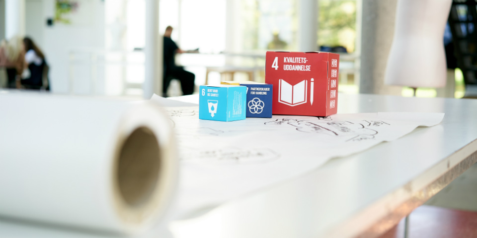 Boxes with the SDG on them.