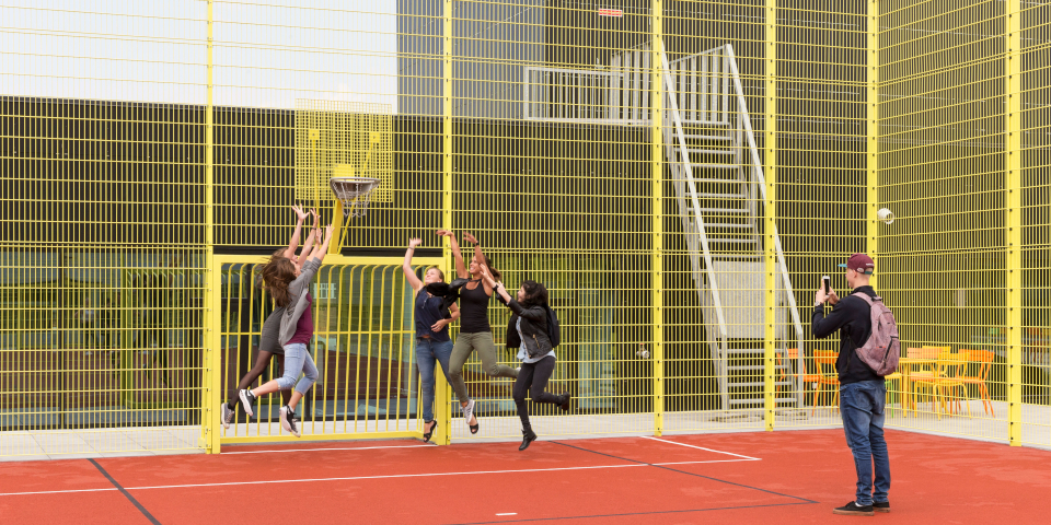 Students playing basket ball at VIA's Campus Aarhus C