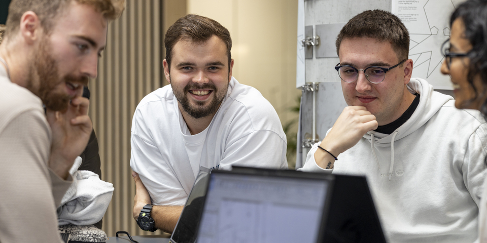 Studiegruppe / læsegruppe arbejder sammen i studiemiljø på campus Horsens. God / glad stemning og fagligt samarbejde.