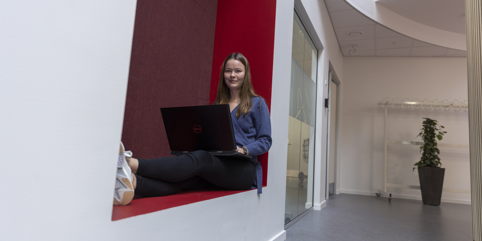 Studerende laver studiearbejde i studiemiljøet på campus Horsens. Koncentration og lektier. Arbejdspladser og bænke.